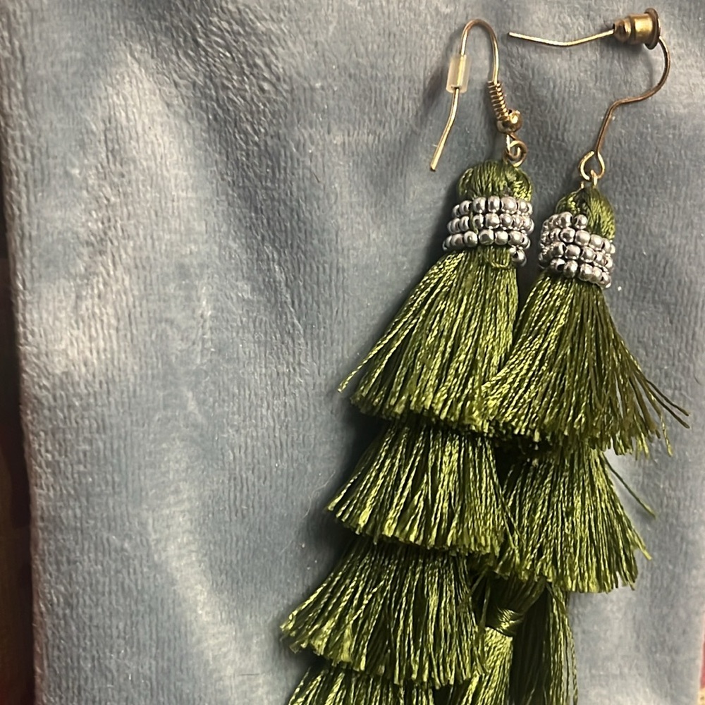Gorgeous earrings for going out or throwing on with jeans and a t shirt - Picture 3 of 4